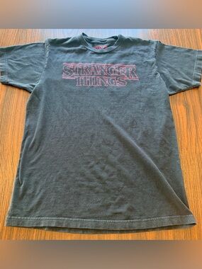 Stranger Things Netflix Mens Black Red Title Logo Graphic Tee Shirt Size M